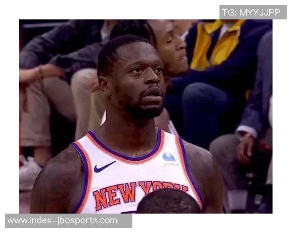 兰德尔上半场表现出色10投6中贡献15分3篮板3助攻数据全面