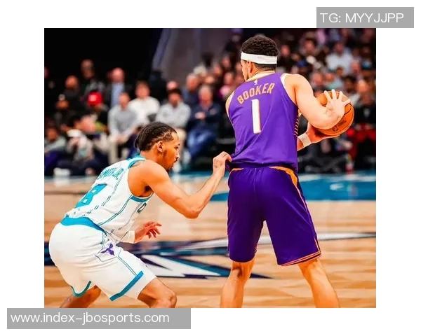 布克首节狂砍20分展现主动进攻态度防守端无所畏惧勇往直前