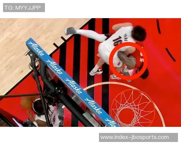 杨瀚森全力以赴拼抢与亚当斯相撞意外摔倒引发关注