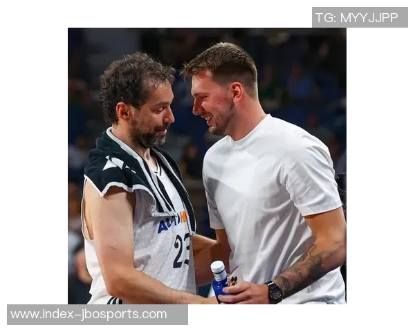 东契奇拒绝当众换球衣坚持保护小肚腩幽默回应引发球迷热议 东契奇拒绝当众换球衣坚持保护小肚腩幽默回应引发球迷热议